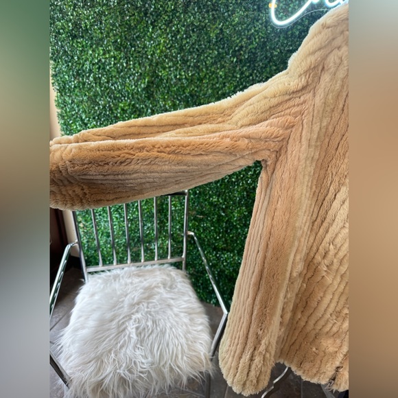 Carl W. Herrmann Fur Coat - Picture 6 of 11